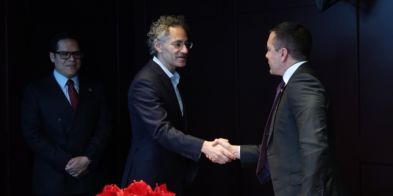 Alex Karp shaking hands with Ecuador’s President Daniel Noboa at Davos