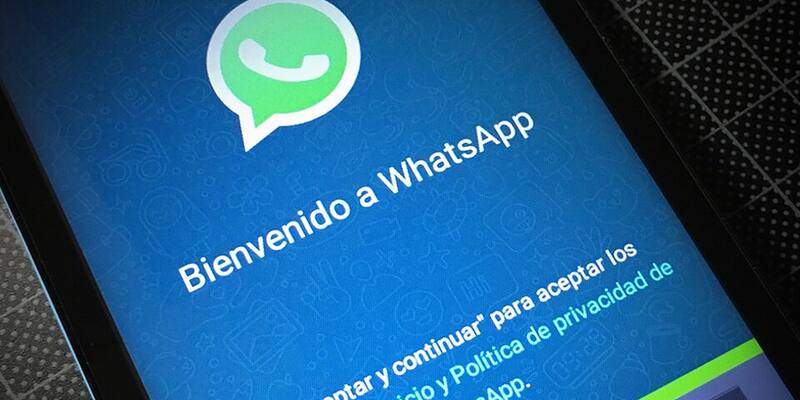 A smartphone showing the WhatsApp logo and its Spanish-language welcome screen